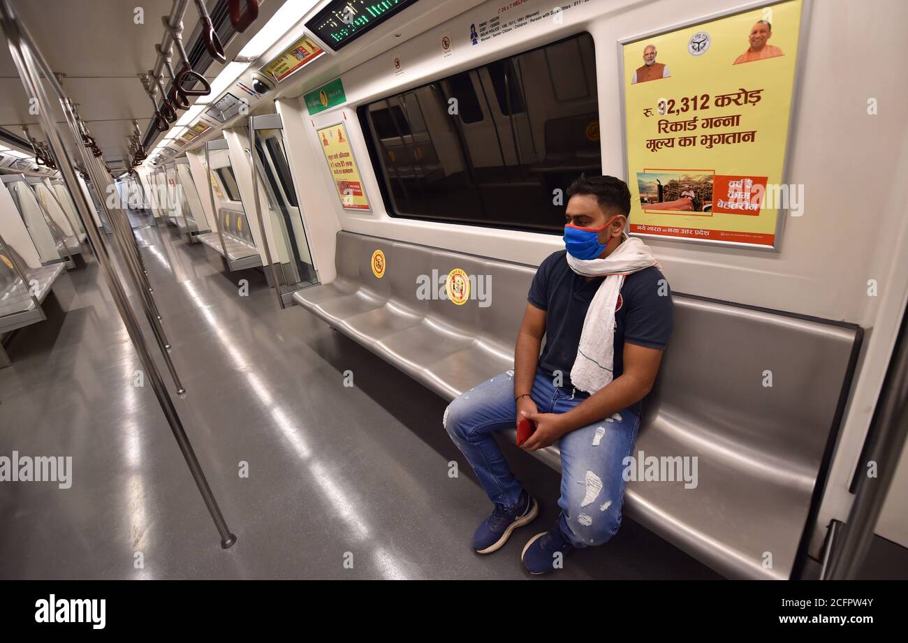 Neu Delhi, Indien. September 2020. Pendler reisen in einem U-Bahn-Zug nach Delhi Metro wieder mit beschnitten Betrieb der Gelben Linie und Rapid Metro, inmitten der laufenden Corona-Virus-Pandemie, in Neu-Delhi. Indiens Coronavirus-Fälle sind heute die zweithöchsten der Welt und nur noch hinter den Vereinigten Staaten, da die Kaseloade Brasilien an einem Tag durchquert, an dem städtische U-Bahn-Züge teilweise wieder in der Hauptstadt Neu-Delhi verkehren. Quelle: PRASOU/Alamy Live News Stockfoto