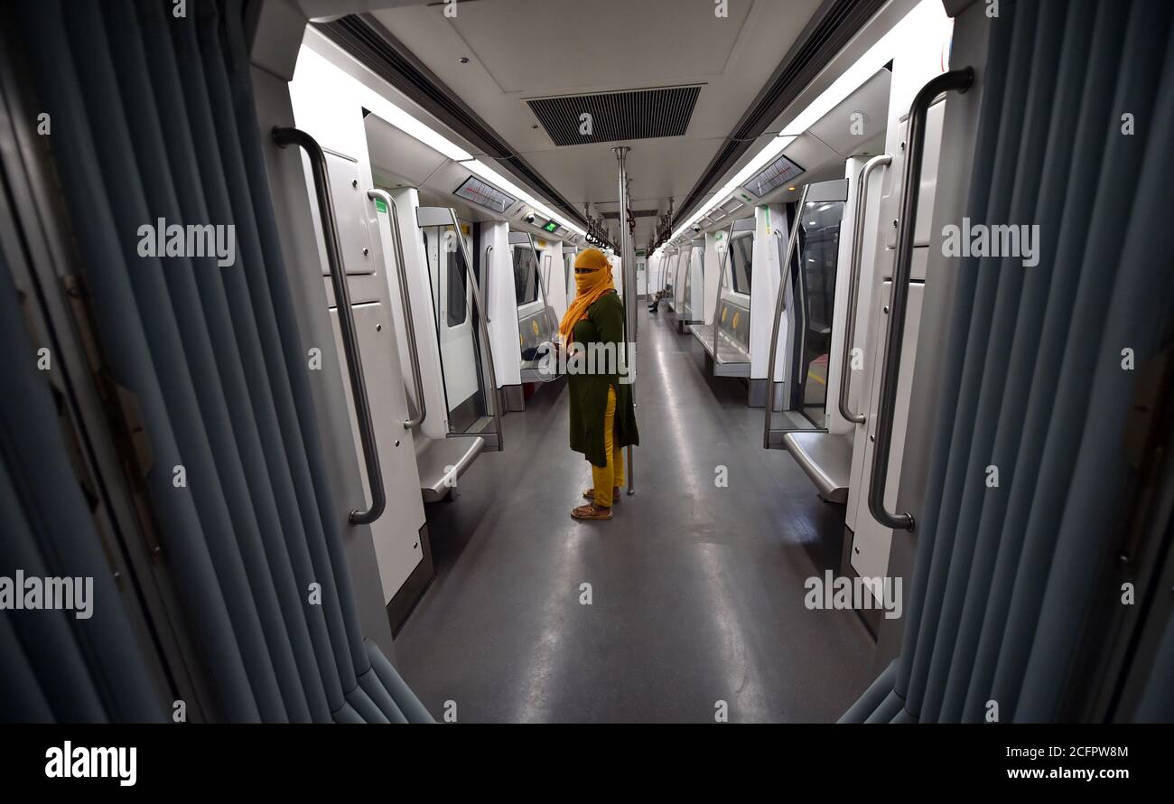 Neu Delhi, Indien. September 2020. Pendler reisen in einem U-Bahn-Zug nach Delhi Metro wieder mit beschnitten Betrieb der Gelben Linie und Rapid Metro, inmitten der laufenden Corona-Virus-Pandemie, in Neu-Delhi. Indiens Coronavirus-Fälle sind heute die zweithöchsten der Welt und nur noch hinter den Vereinigten Staaten, da die Kaseloade Brasilien an einem Tag durchquert, an dem städtische U-Bahn-Züge teilweise wieder in der Hauptstadt Neu-Delhi verkehren. Quelle: PRASOU/Alamy Live News Stockfoto