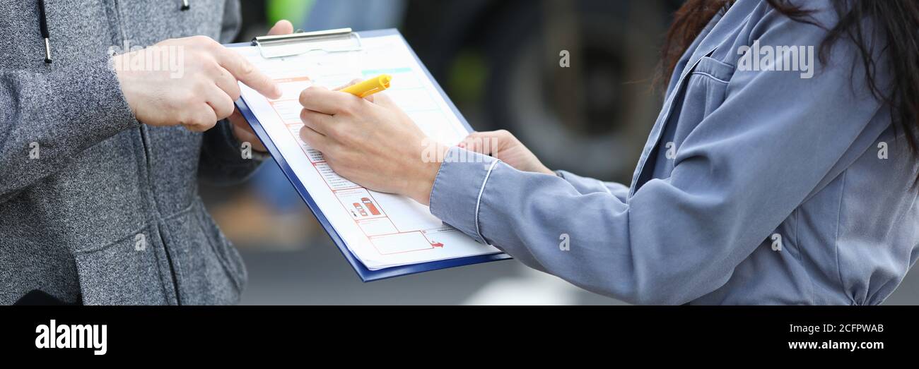 Versicherungsvertreter erstellt Dokumente nach Unfall. Stockfoto