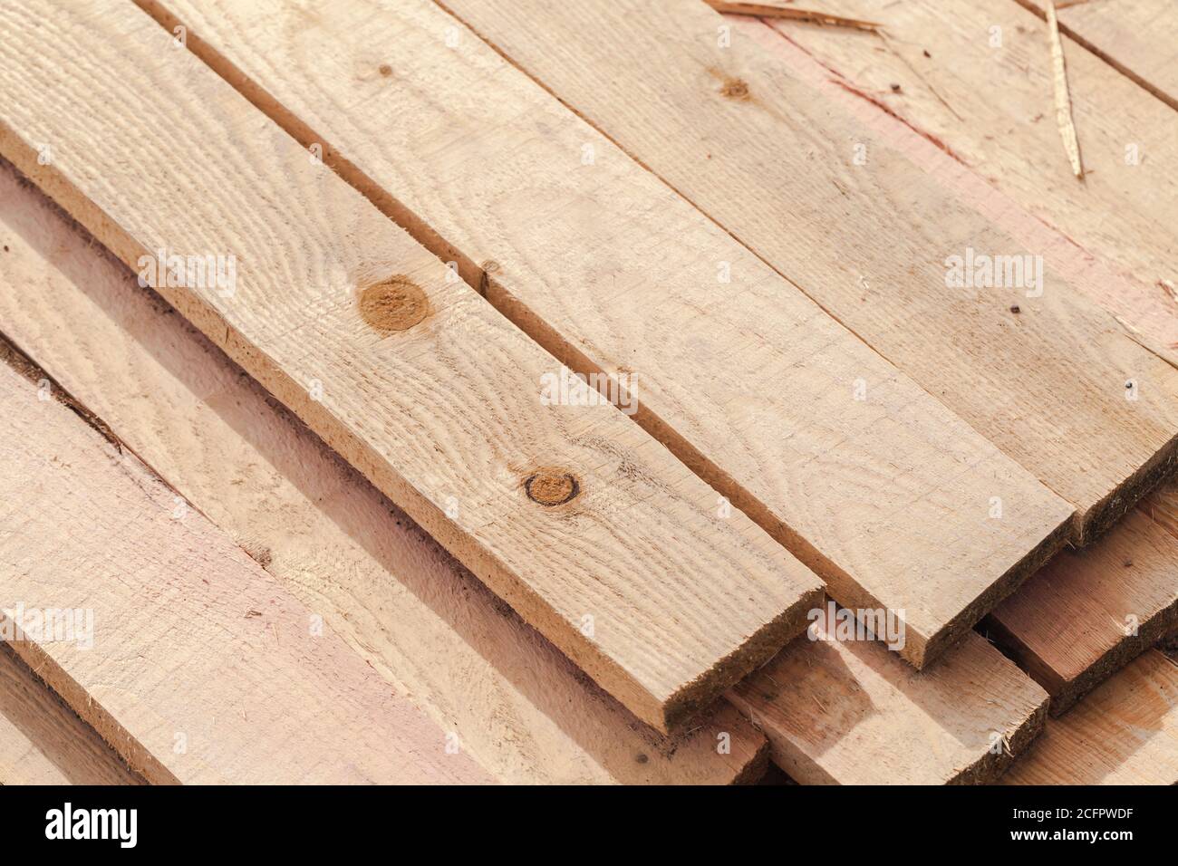 Gestapelt rohen unfarbigen Holzbrettern, Hintergrundbild Stockfoto