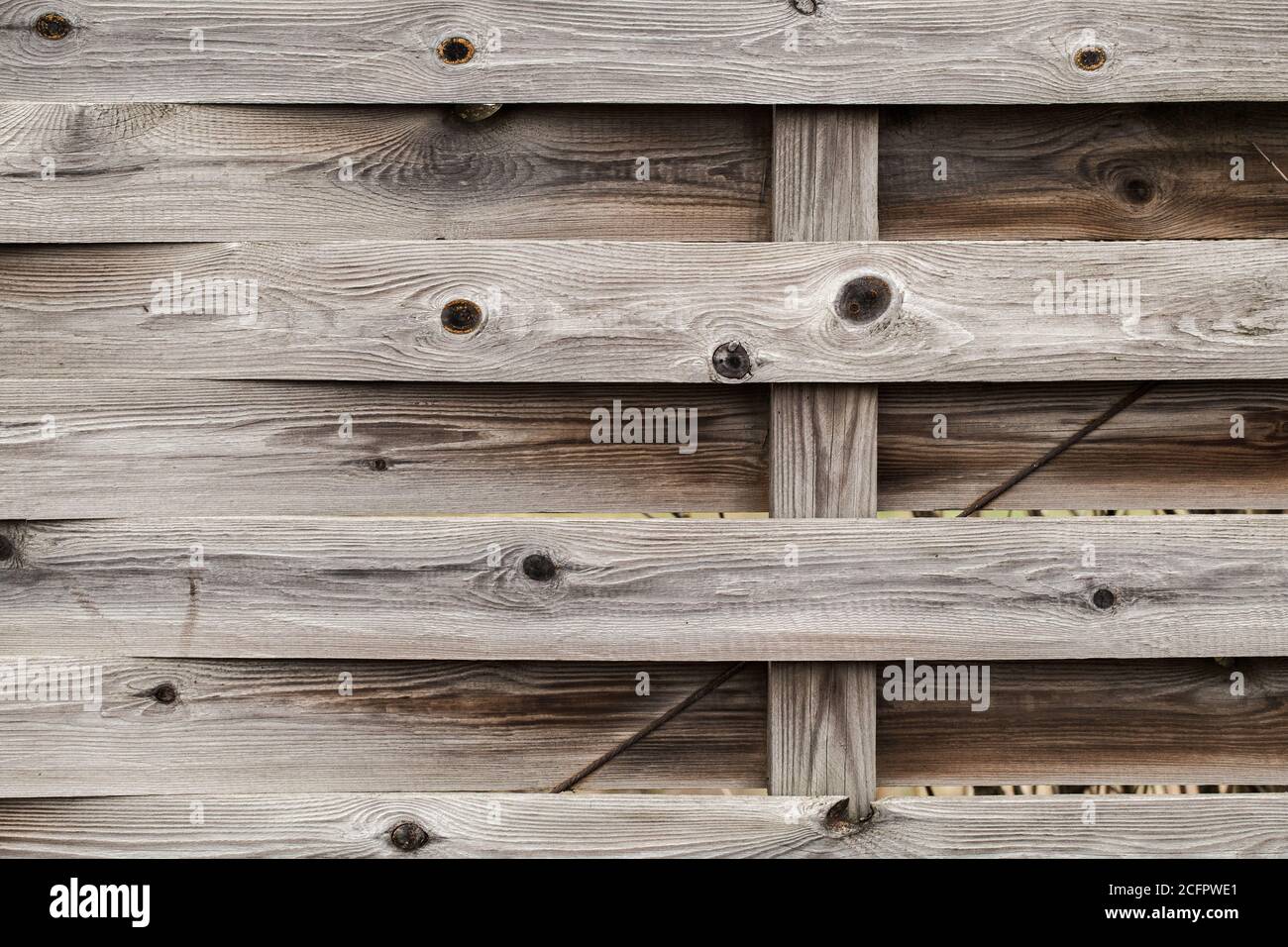 Dunkelbraun verwitterter Holzzaun, Hintergrund Foto Textur, Vorderansicht Stockfoto