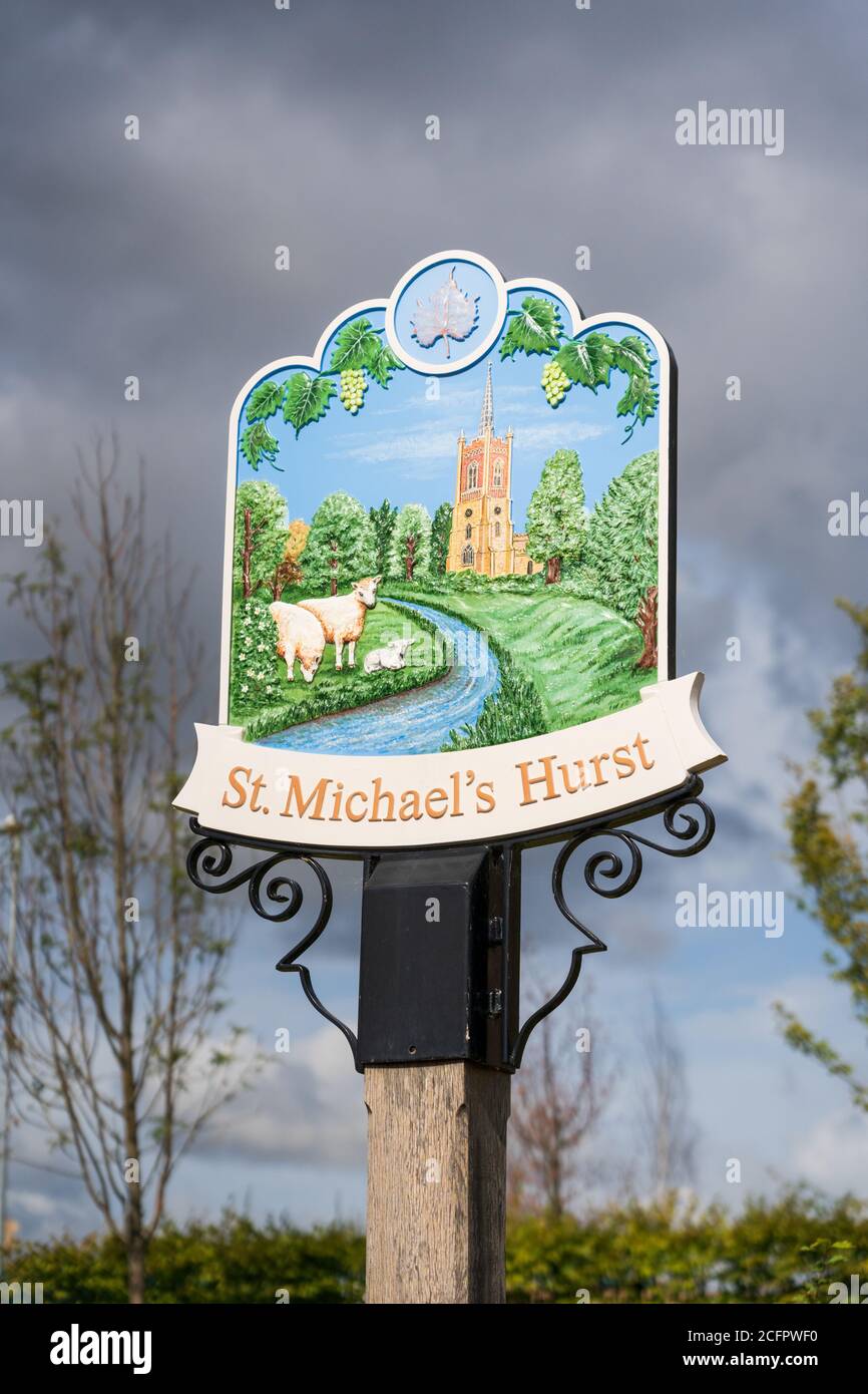 Ein traditionelles Dorfschild auf einem Pfosten für das neue St. Michael's Hurst Wohngebiet in Bishop's Stortford, Hertfordshire. VEREINIGTES KÖNIGREICH Stockfoto