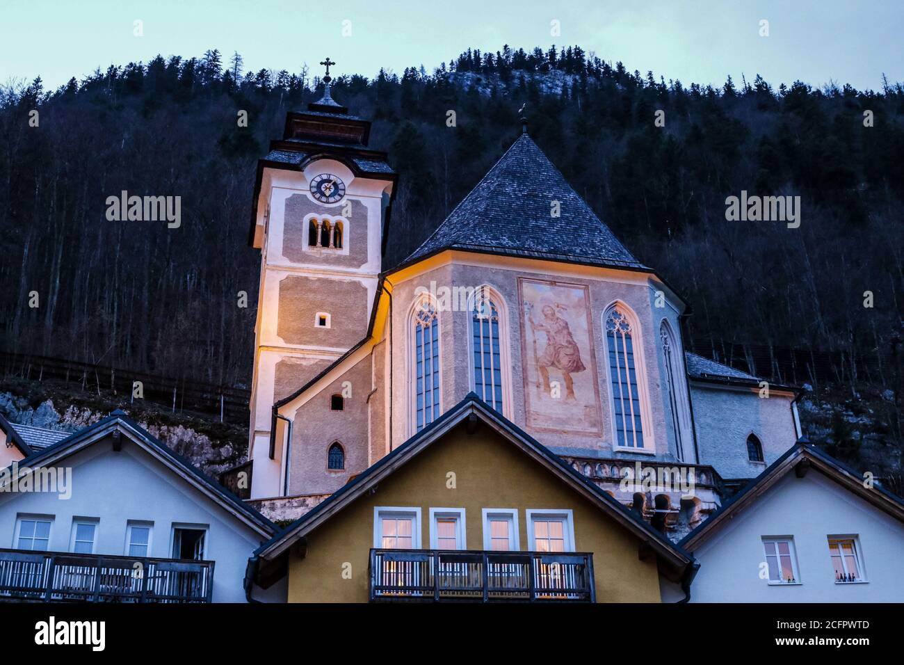 Ansicht der katholischen Pfarrkirche, Hallstatt, Oberösterreich Stockfoto