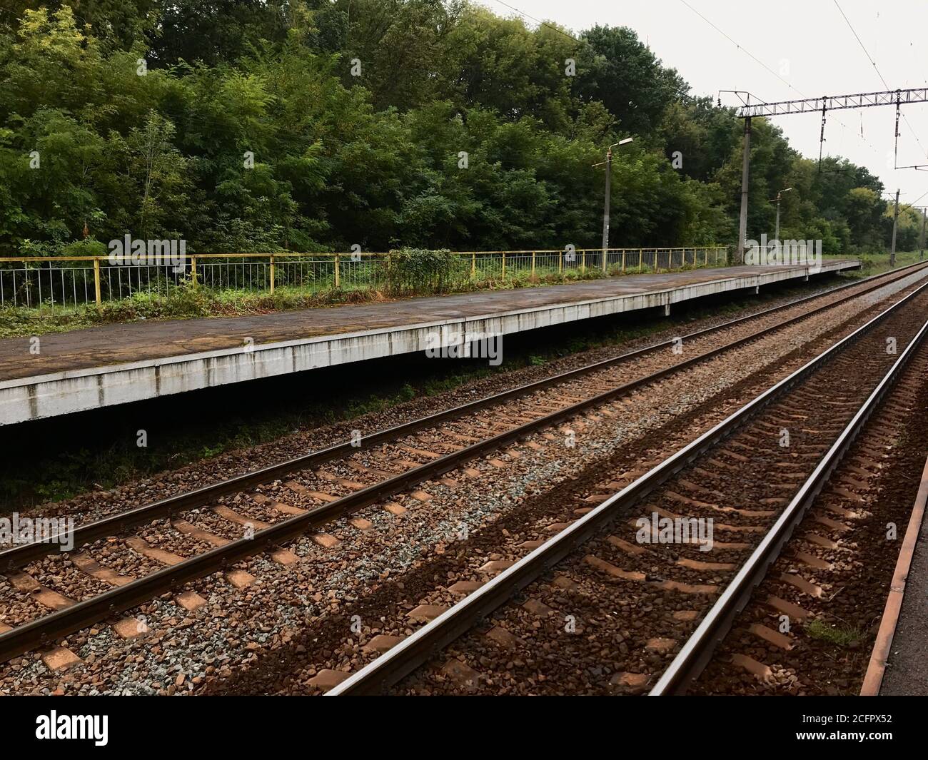 Eisenbahn suburbanes leeres Bahnsteig für Pendlerzüge. Schulung des Quarantäne- und Schließungskonzepts. Stockfoto