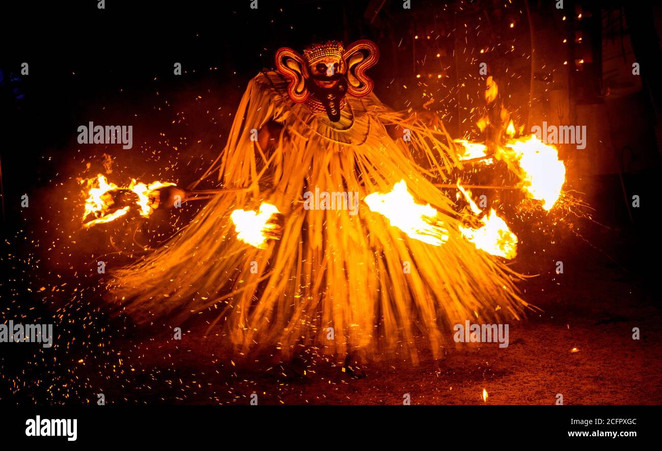 Agni Bhairavan Thira - Ritualkunstform von Kerala, Thrirra oder Theyyam thira ist ein ritueller Tanz, der in 'Kaavu' (Hain)& Tempeln des Kerala, Indien, durchgeführt wird Stockfoto