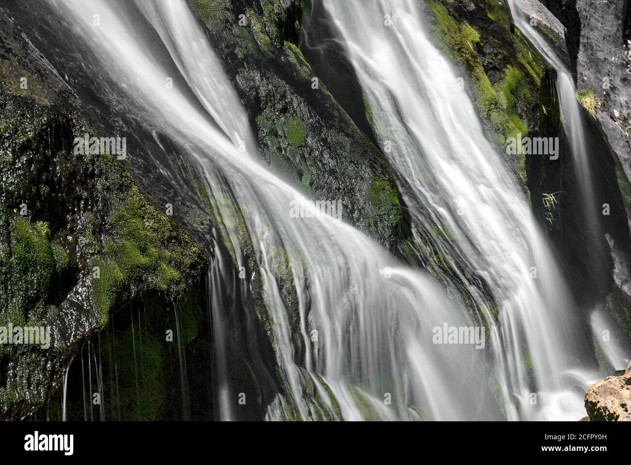 Nahaufnahme des Wasserfalls. Nahaufnahme mit Langzeitbelichtung des Powerscourt Waterfall, County Wicklow, Irland Stockfoto