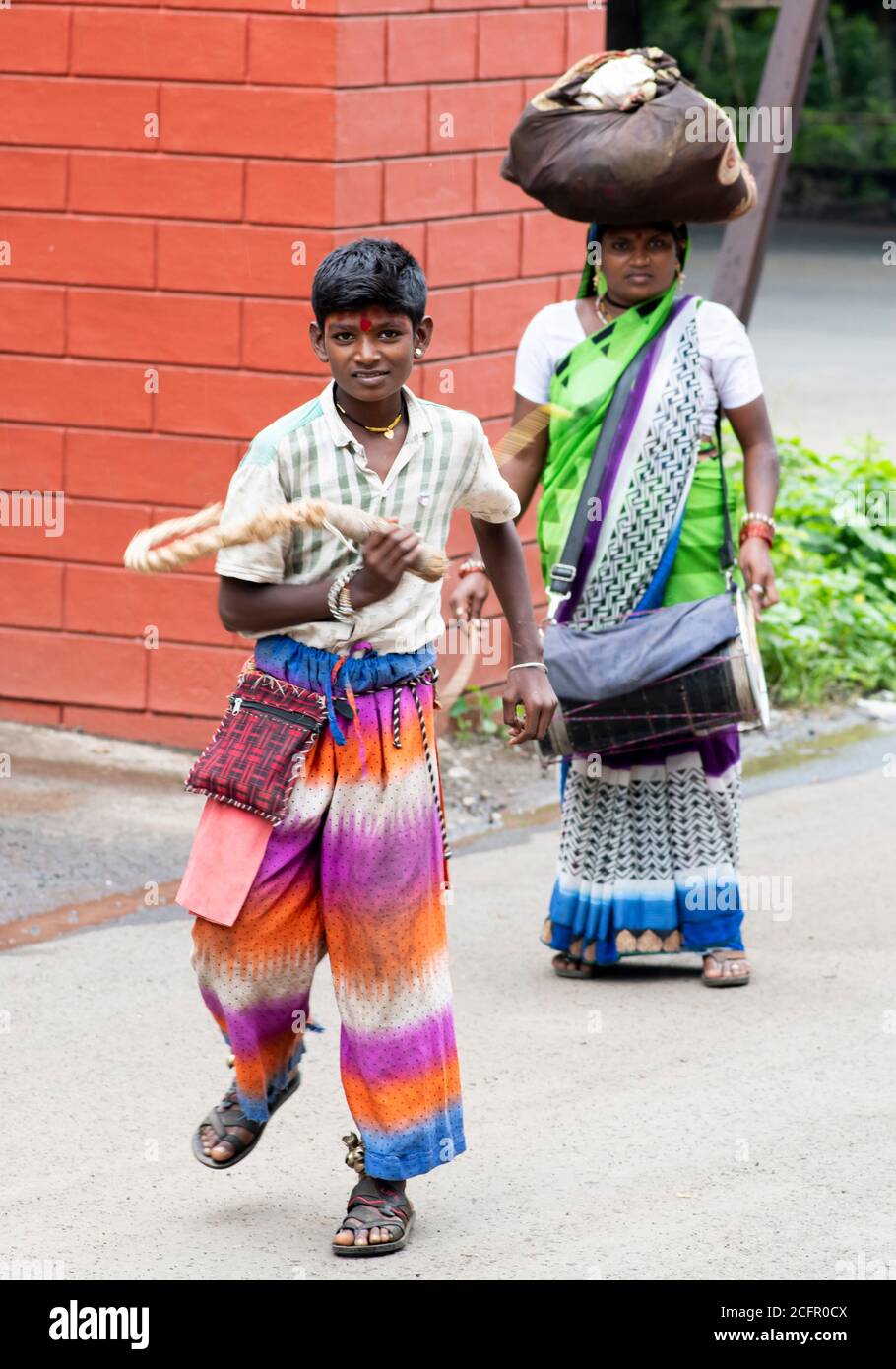 Teenager Junge und seine Mutter, die zur Potraj Gemeinschaft der eifrigen Anhänger der Göttin Kadak Lakshmi gehören, die Selbstgeißelung zu Trommelschlägen durchführt. Loca Stockfoto