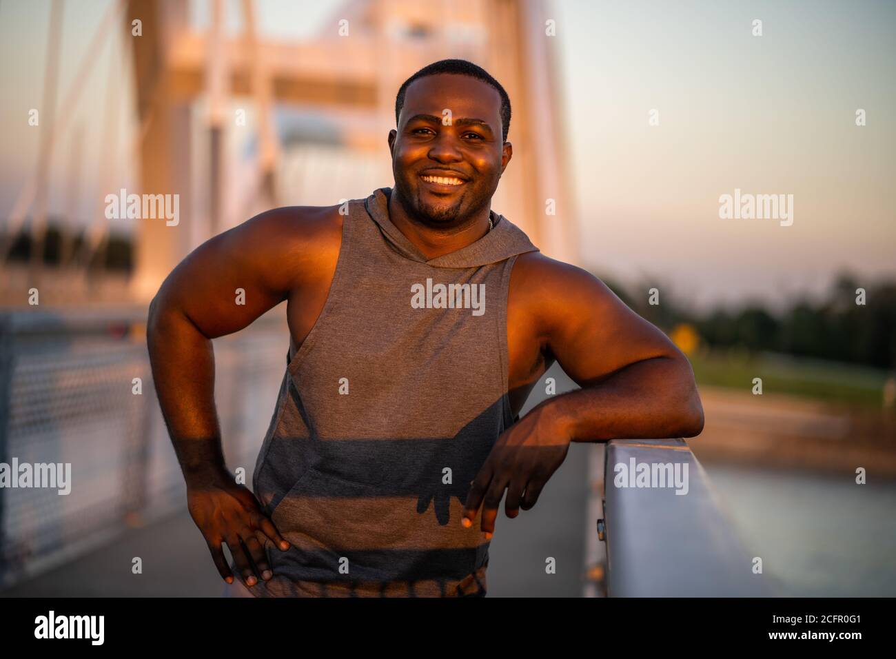 Porträt eines jungen fröhlichen afroamerikanischen Mannes in Sportkleidung, der bereit für die Ausübung ist. Stockfoto