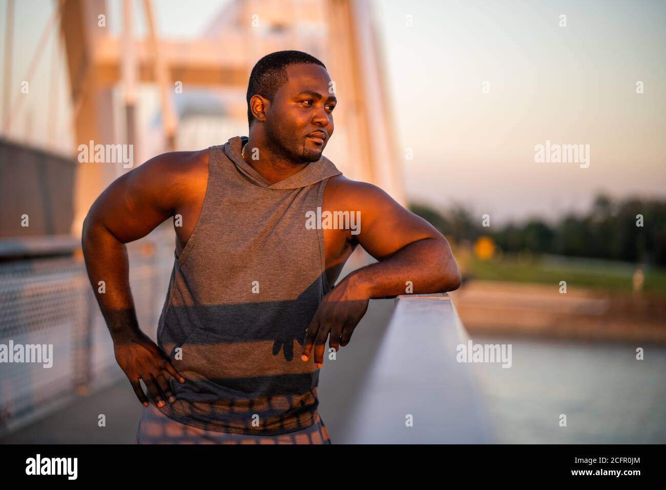 Porträt eines jungen fröhlichen afroamerikanischen Mannes in Sportkleidung, der wegschaut. Stockfoto