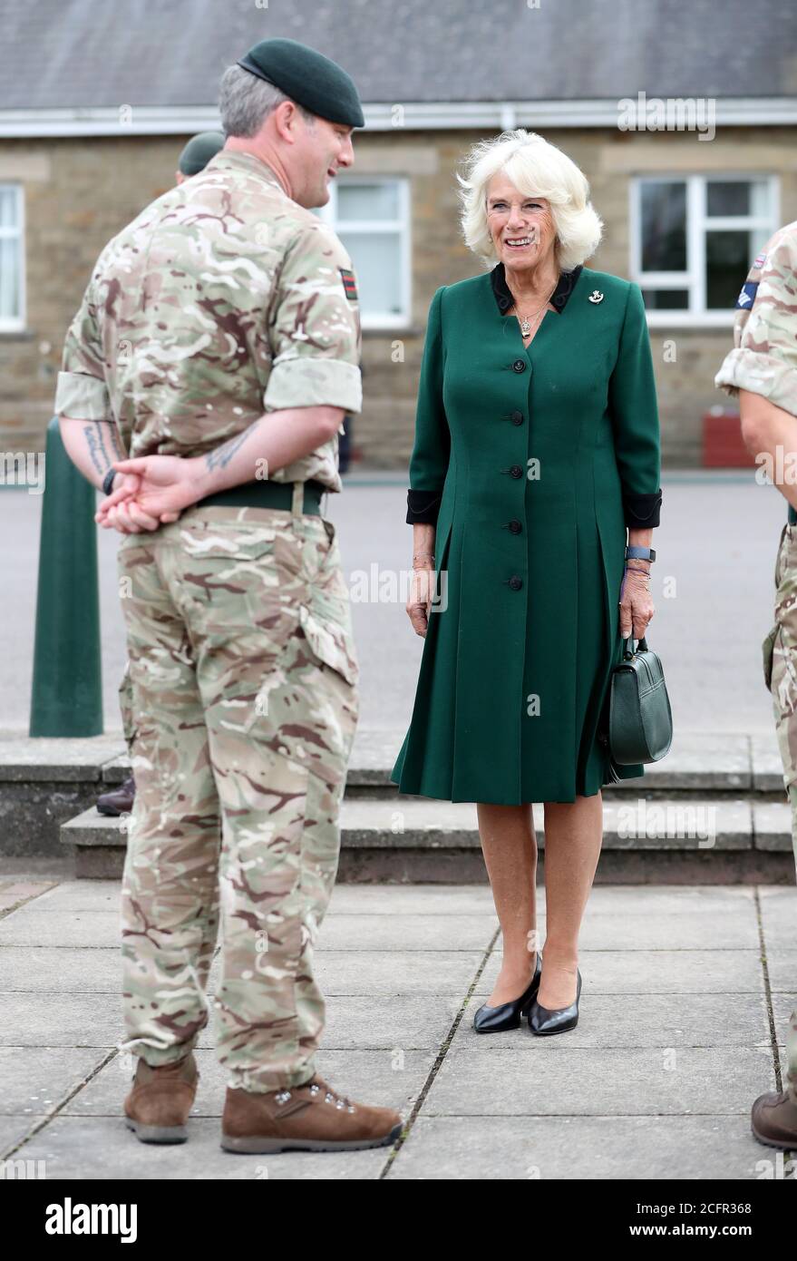 Die Herzogin von Cornwall im Gespräch mit Riflemen, die derzeit eine Weiterbildung machen, in Beachley Barracks, Chepstow, während ihres ersten Besuchs im 1. Bataillon, den Gewehren, seit sie im Juli ihr Oberst-in-Chief wurde. Stockfoto