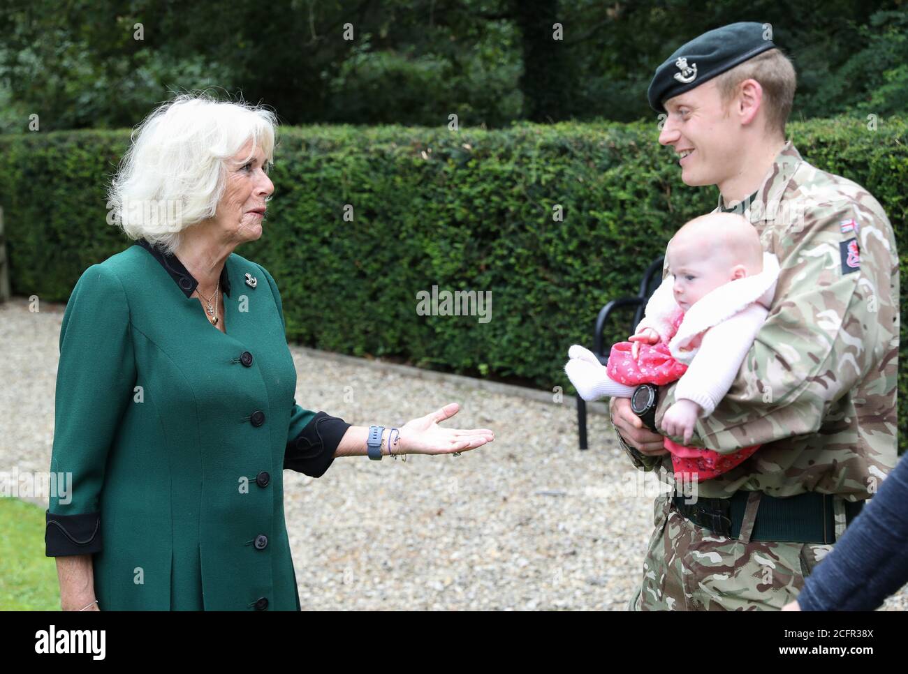 Die Herzogin von Cornwall im Gespräch mit Riflemen und Familienmitgliedern bei einem Empfang, in Beachley Barracks, Chepstow, während ihres ersten Besuches im 1. Bataillon, den Gewehren, seit sie im Juli ihr Oberst wurde. Stockfoto