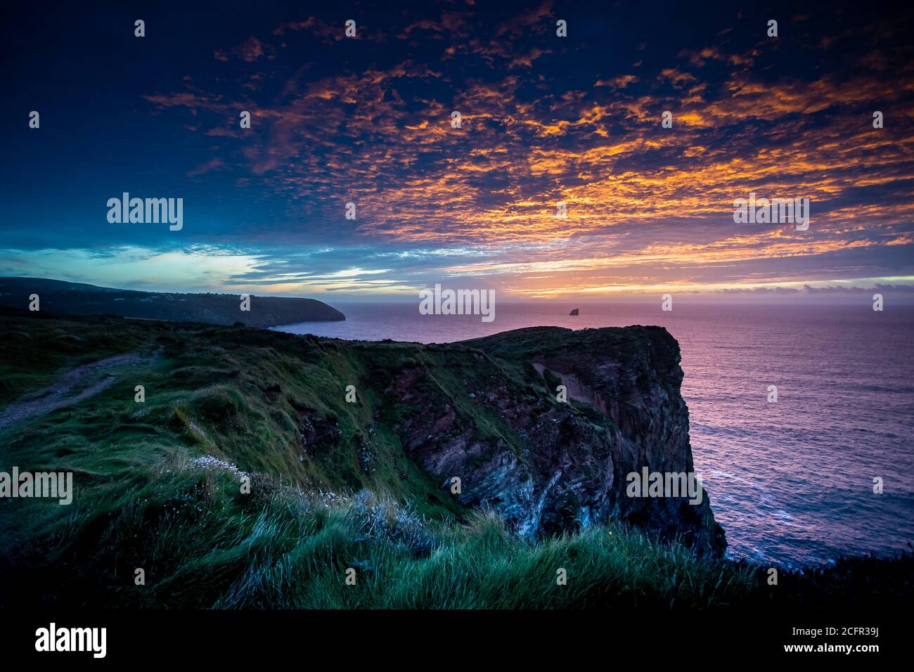 Sonnenuntergang über St. Agnes, Cornwall, Großbritannien Stockfoto
