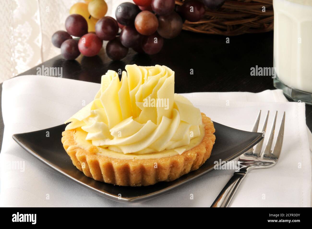 Eine Zitronenlime Dessert-Torte auf einer weißen Leinenserviette Stockfoto