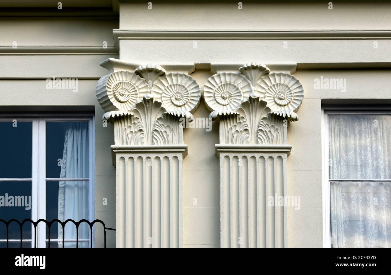 Ammonite Hauptstädte auf einem Haus entworfen vom Architekten Amon Wilds, in Western Terrace, Brighton. Stockfoto