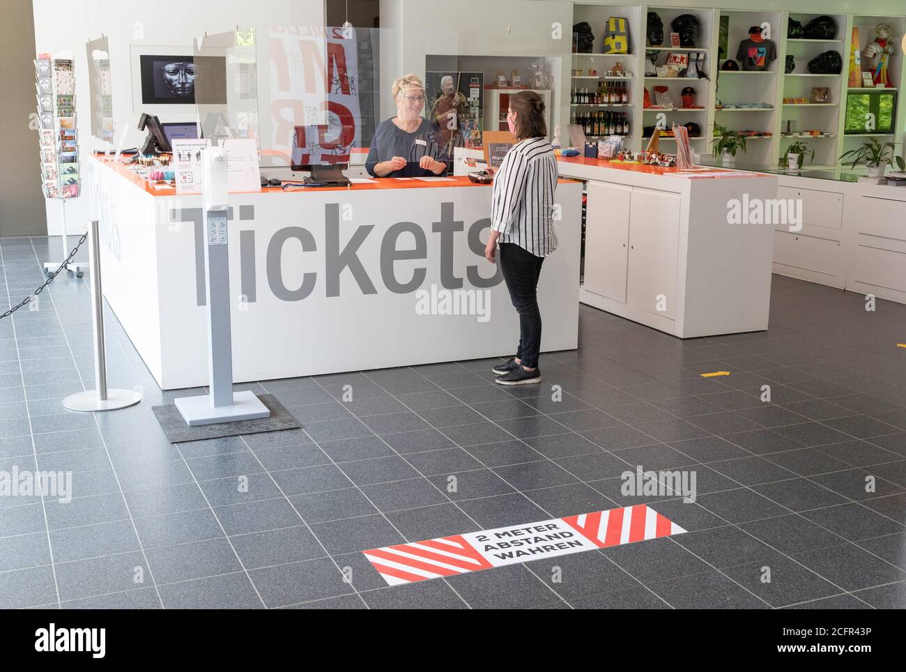 Bramsche, Deutschland. Mai 2020. Hygienemaßnahmen werden in den Räumen der Varusschlacht im Osnabrücker Land - Museum und Park Kalkriese getroffen. Bis zum 25. Oktober 2020 ist dort die Ausstellung "2 Millionen Jahre Migration" zu sehen. Kredit: Friso Gentsch/dpa/Alamy Live Nachrichten Stockfoto