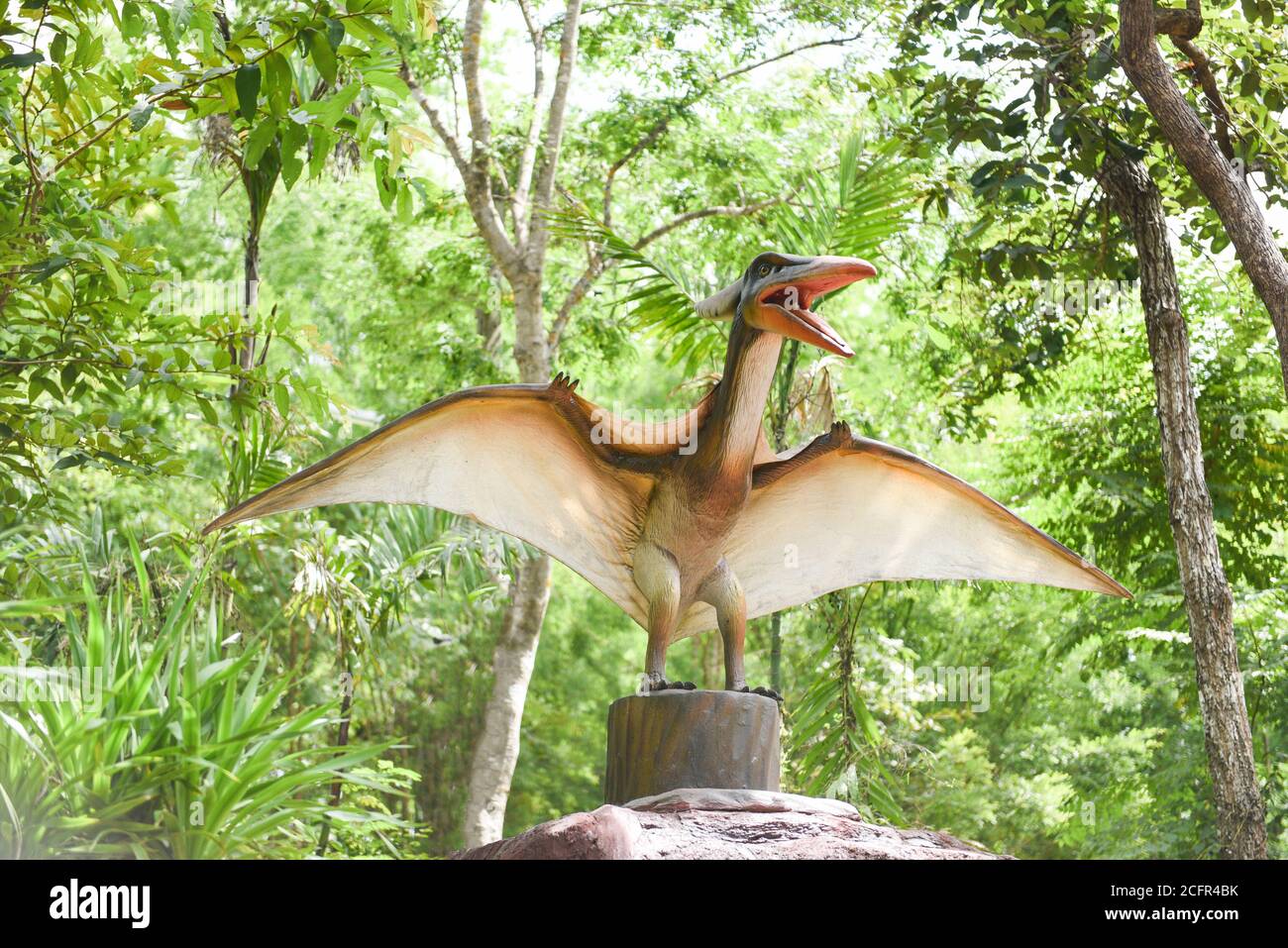 8. August 2020 Nong Bua Lam Phu Thailand : Dinosaurierstatue im Waldpark / Pteranodon Stockfoto