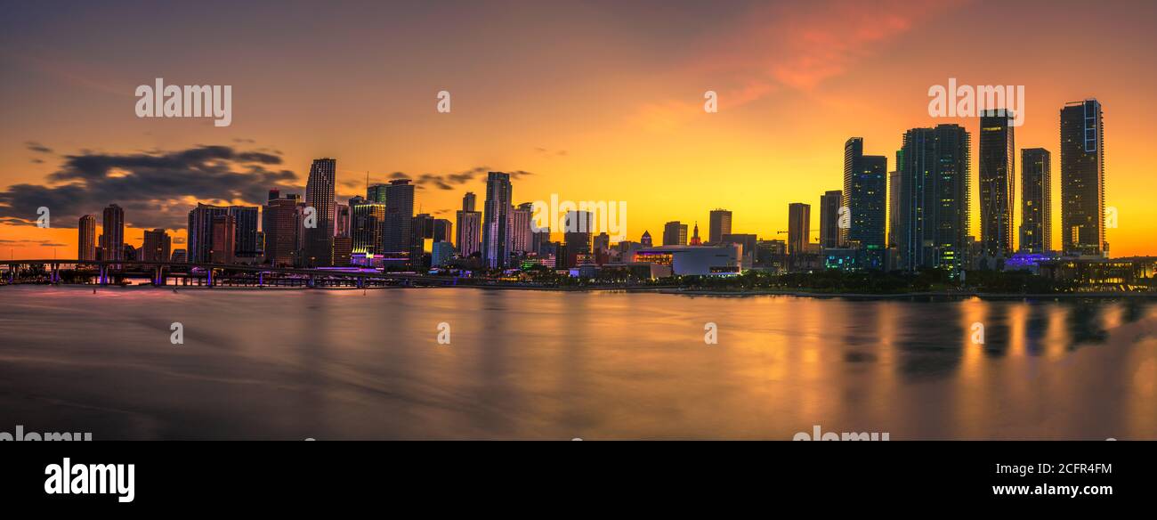 Sonnenuntergang über der Skyline von Downtown Miami und Biscayne Bay Stockfoto