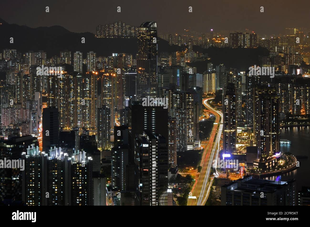 Hong Kong Stadtbild und Autobahn bei Nacht (Tsuen Wan Road) Stockfoto