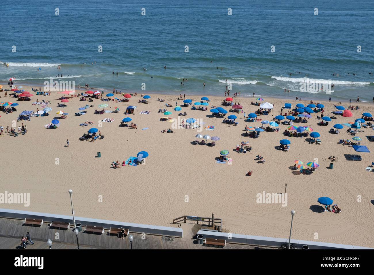 Luftaufnahme des Strandes und des Ozeans am Labor Day Wochenende in Ocean City, Maryland Stockfoto