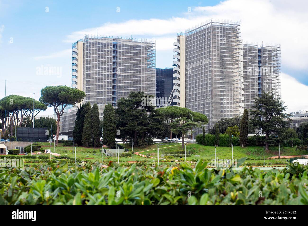 Gerüst auf dem Bürogebäude im Stadtteil EUR in Rom - Italien Stockfoto