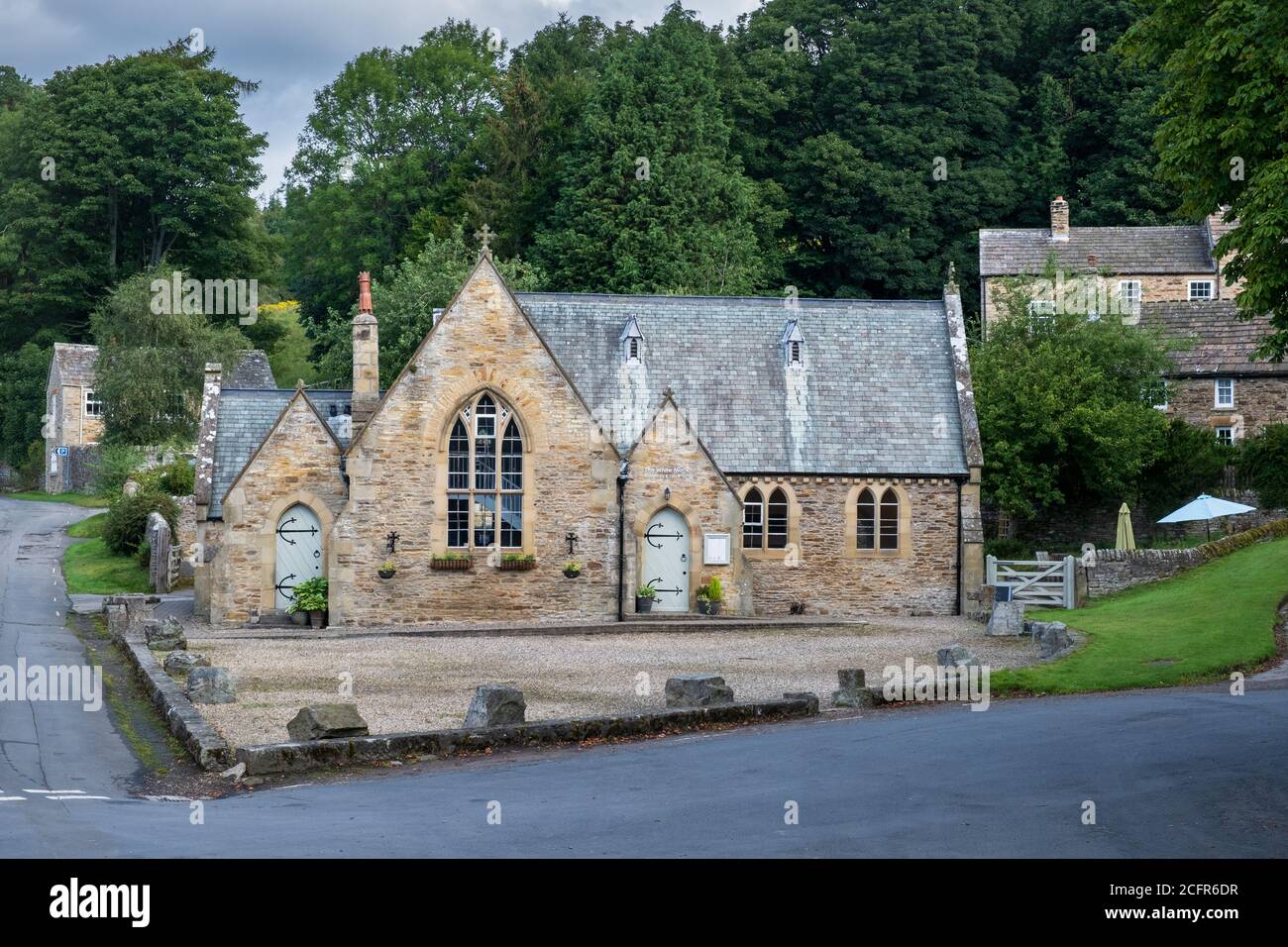 The White Monk Tearoom, ein altes viktorianisches Schulhaus der zweiten Klasse, das in ein Café im Dorf Blanchland, Northumberland, umgewandelt wurde Stockfoto