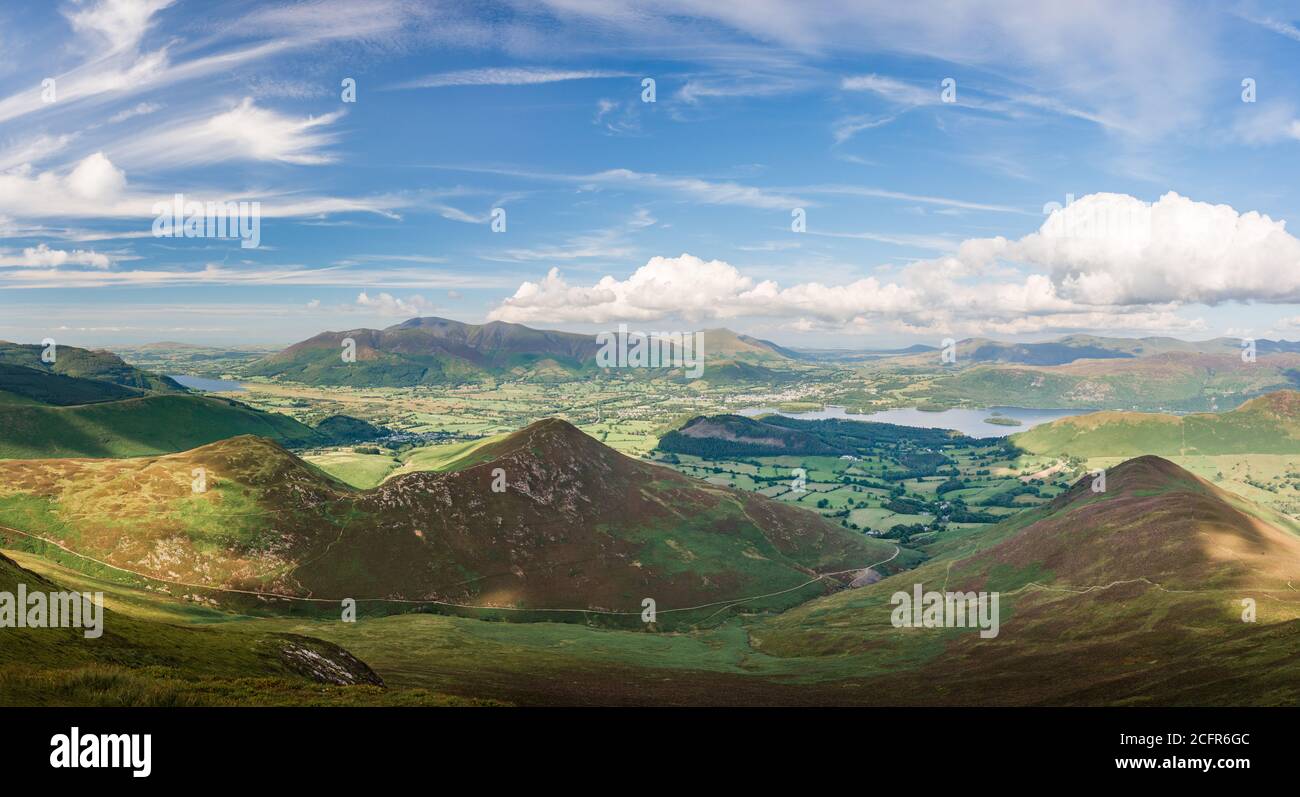 Berglandschaftspanorama der Northern Lake District liegt oberhalb von Derwent Wasser und Keswick in Cumbria England von Causey Pike aus gesehen Stockfoto