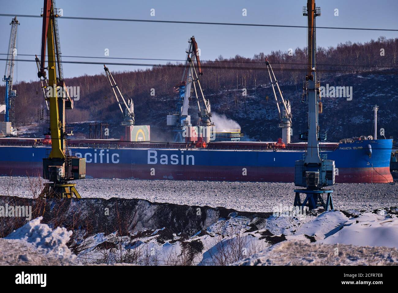 Vanino, Russland - 21. Feb 2020: Schiffe im Hafen von Vanino. Stockfoto