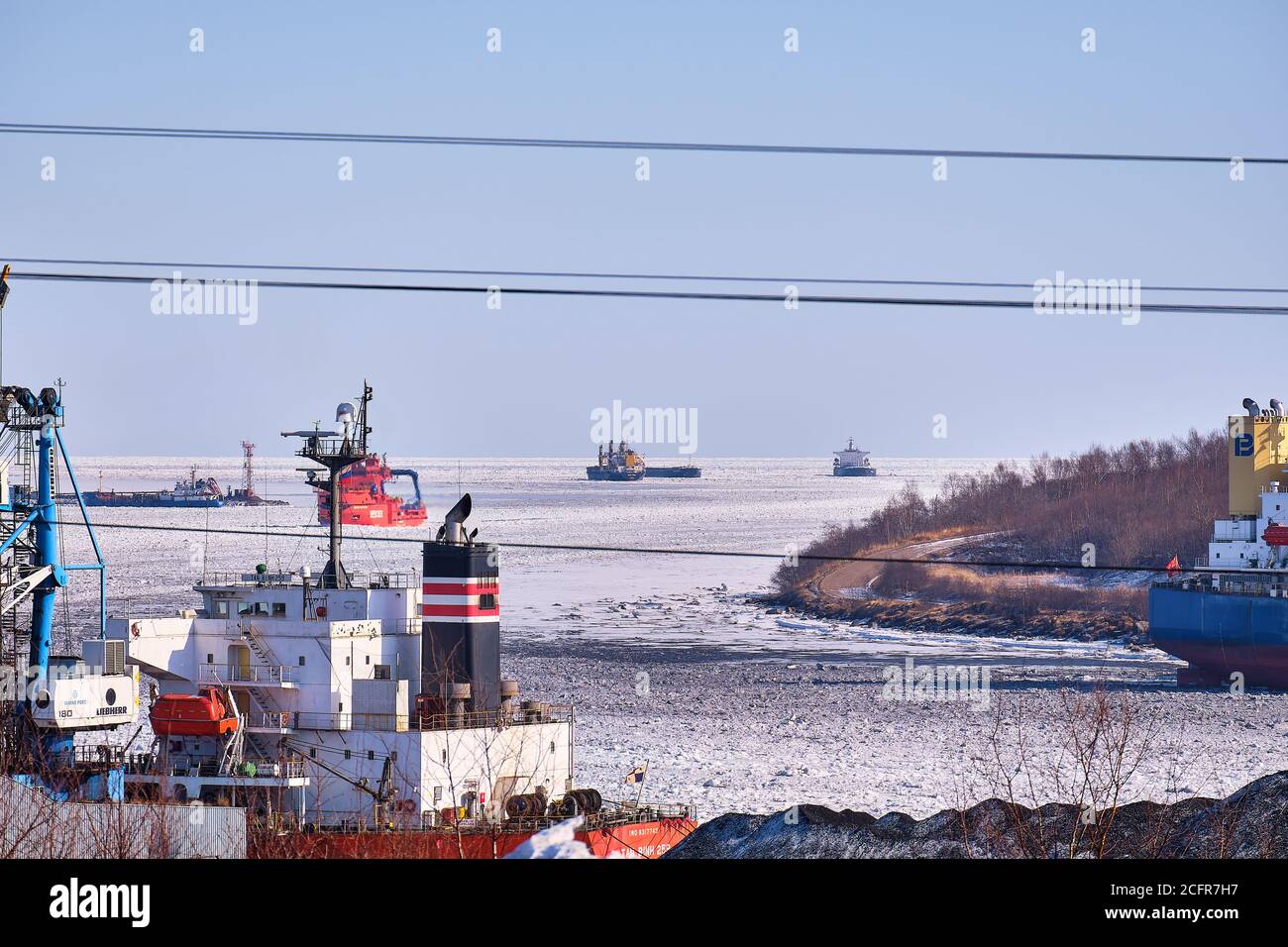 Vanino, Russland - 21. Feb 2020: Schiffe im Hafen von Vanino. Stockfoto