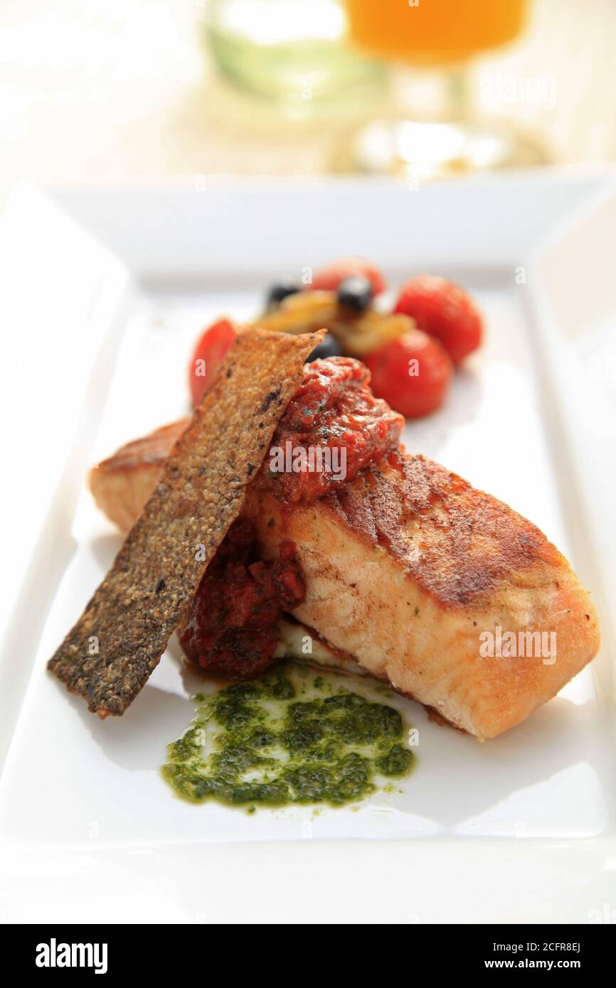 Gegrillter Lachs mit Gemüse serviert Stockfoto