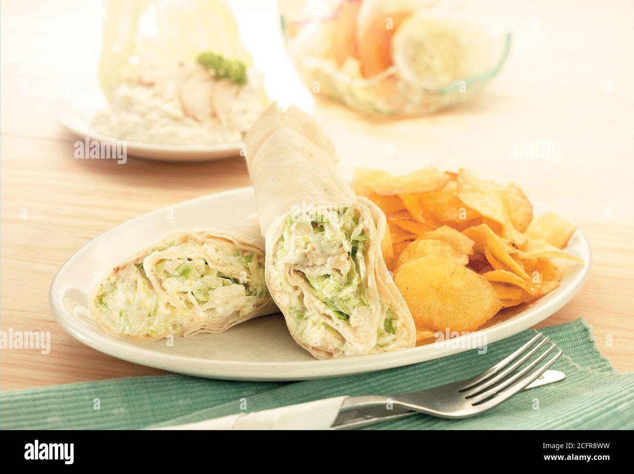 Wrap Sandwiches mit Kartoffelchips Stockfoto