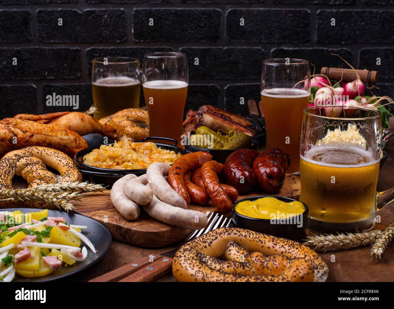 Oktoberfestgerichte mit Bier, Brezel und Wurst Stockfoto