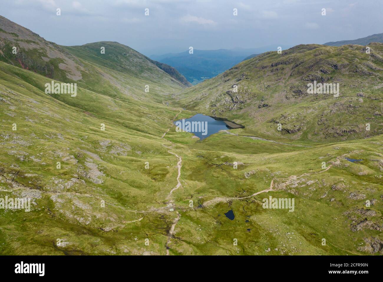 Luftaufnahme eines kleinen Sees in einem zerklüfteten Bergpass (Styhead Pass, Lake District, England) Stockfoto