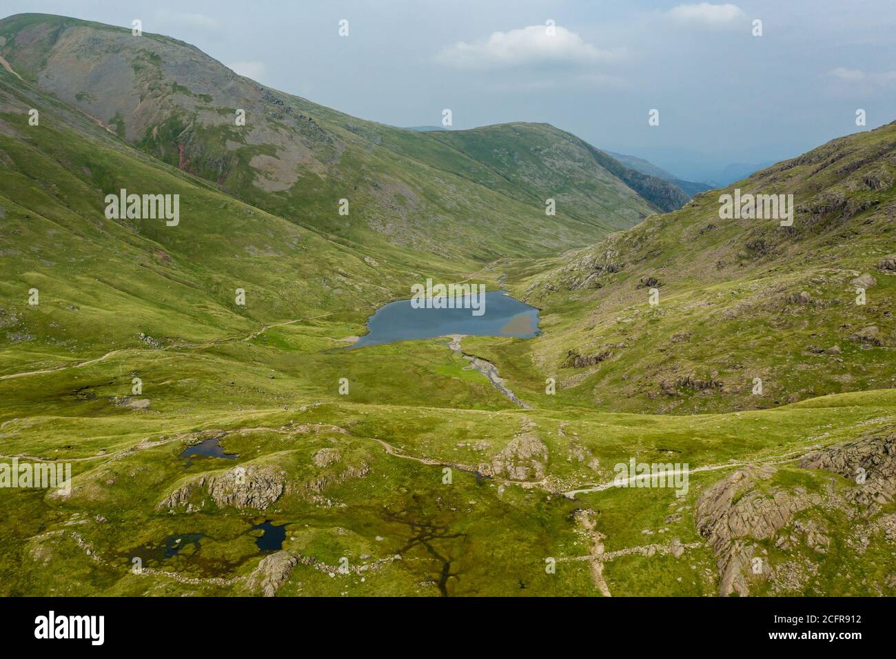 Luftaufnahme eines kleinen Sees in einem zerklüfteten Bergpass (Styhead Pass, Lake District, England) Stockfoto