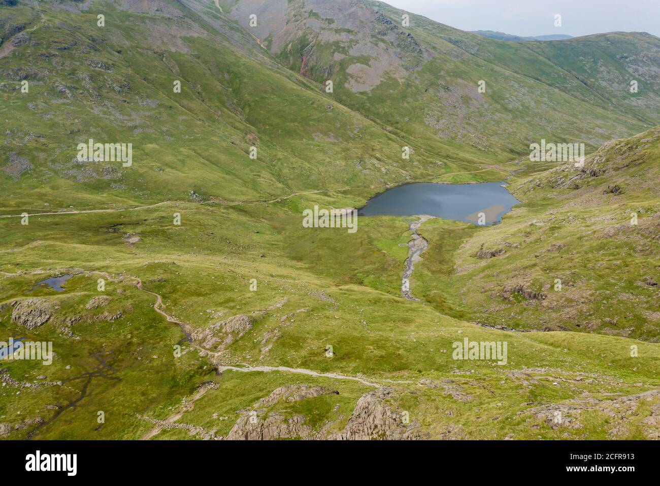 Luftaufnahme eines kleinen Sees in einem zerklüfteten Bergpass (Styhead Pass, Lake District, England) Stockfoto