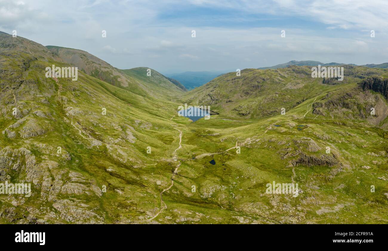 Luftaufnahme eines kleinen Sees in einem zerklüfteten Bergpass (Styhead Pass, Lake District, England) Stockfoto