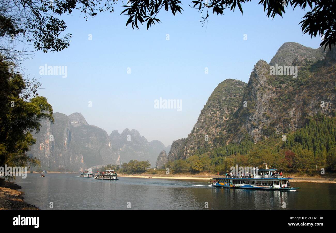 Boote auf dem Fluss Li zwischen Guilin und Yangshuo in der Provinz Guangxi, China. Stockfoto