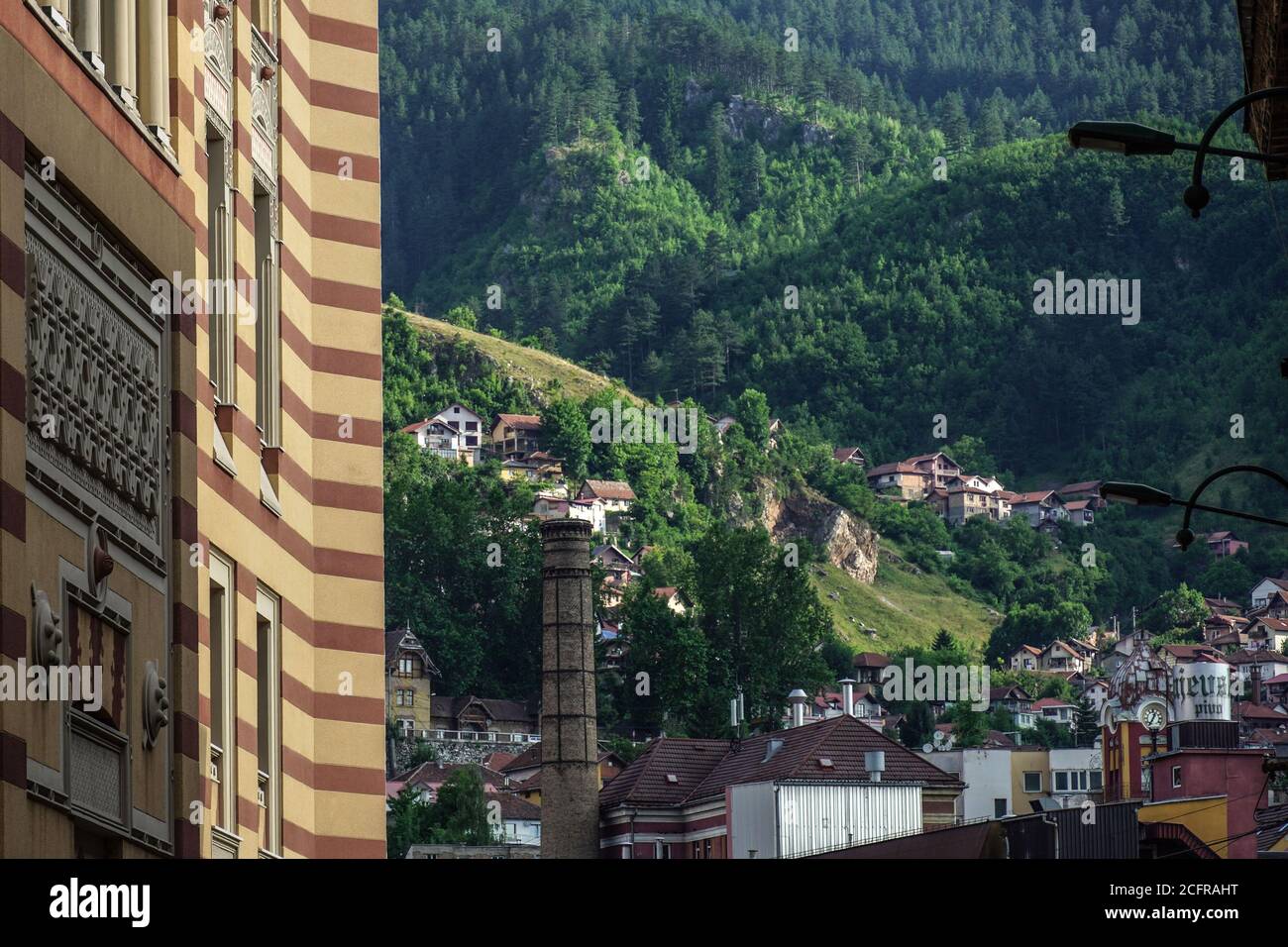 Bosnien-Herzegowina: Sarajevo. Überblick über die Hügel rund um die steile Stadt Stockfoto