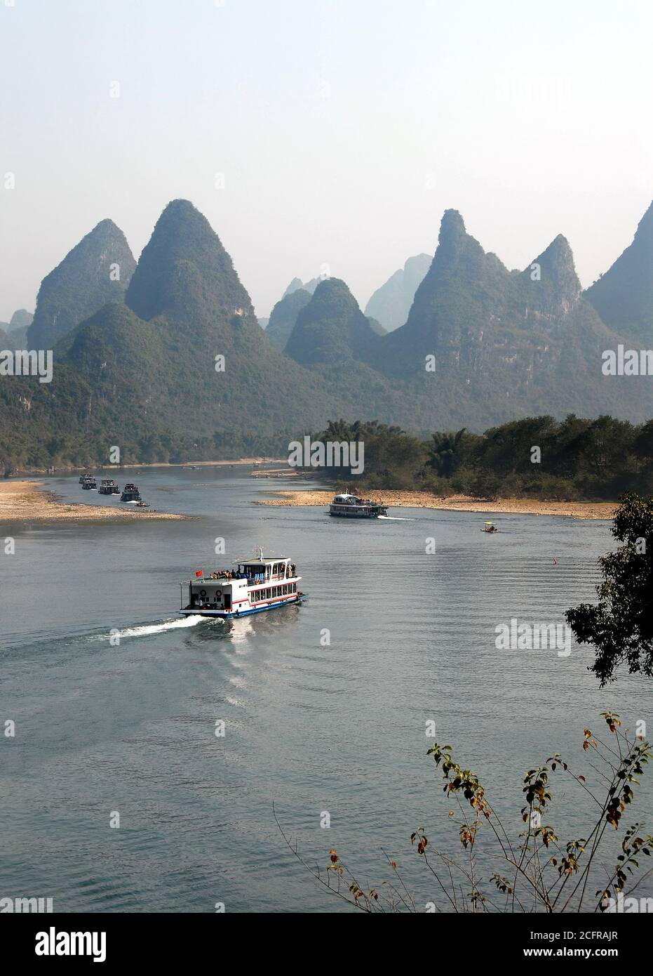 Boote auf dem Fluss Li zwischen Guilin und Yangshuo in der Provinz Guangxi, China. Stockfoto