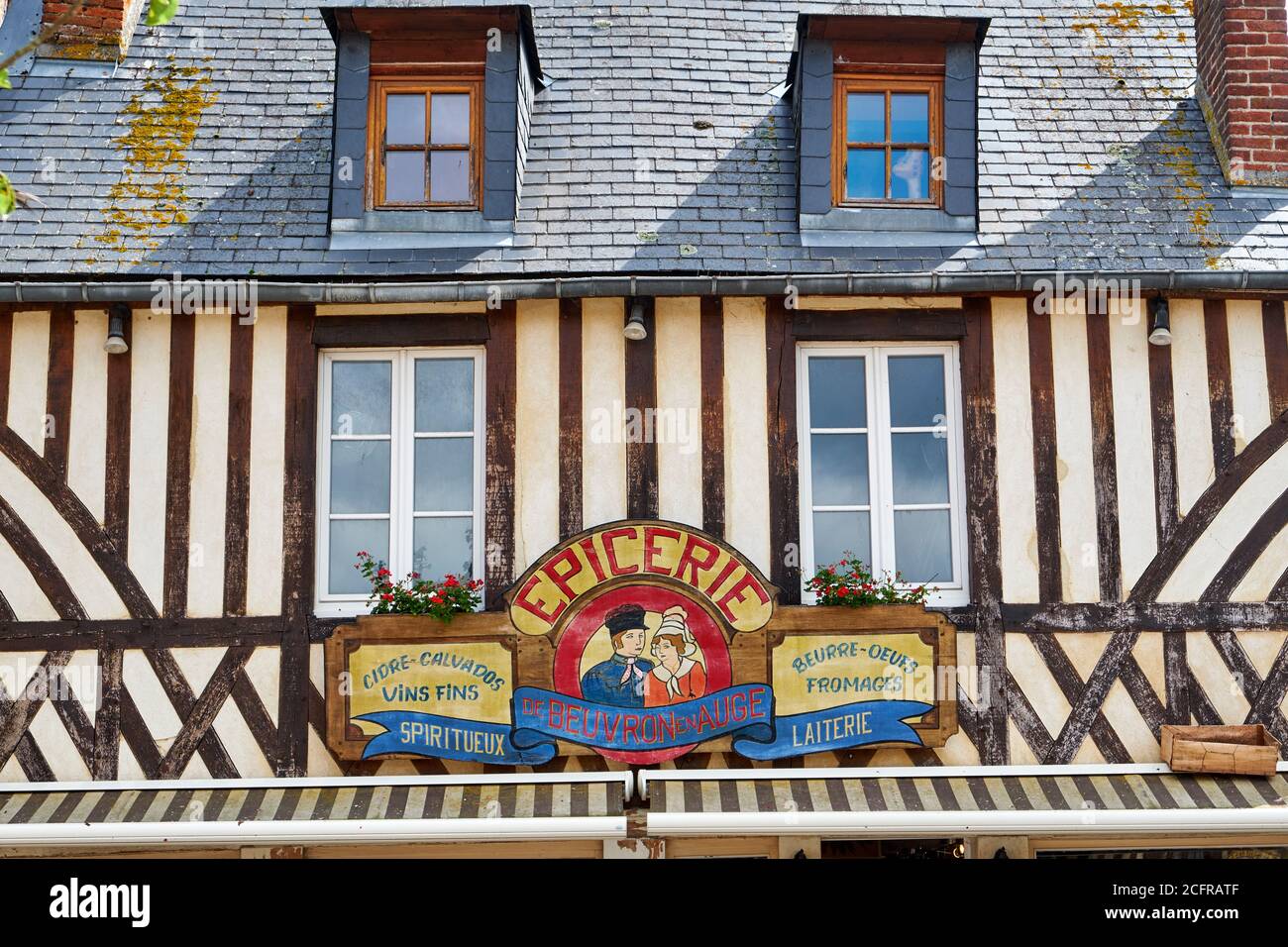Französisches Holzschild Épicerie einer Fachwerkfassade Stockfoto