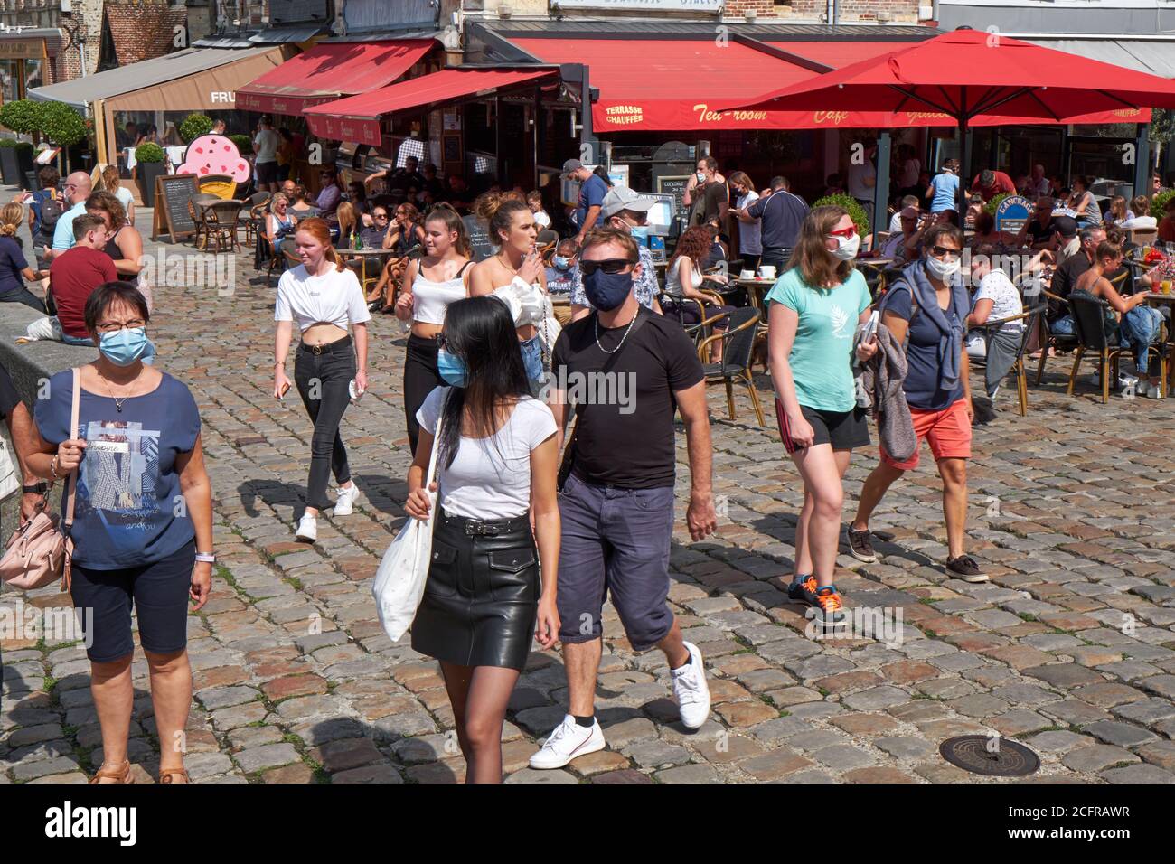 Urlauber und Touristen mit Gesichtsmasken während der COVID-19 Pandemie In der malerischen Hafenstadt Honfleur in der Normandie Stockfoto