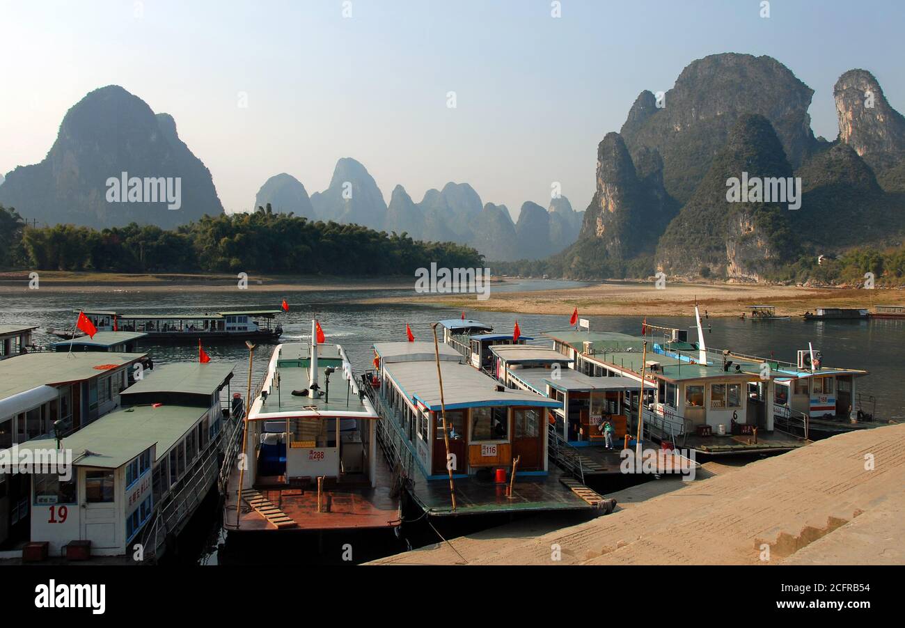 Boote vertäuten auf dem Li Fluss in Xingping bei Yangshuo in der Provinz Guangxi, China. Stockfoto