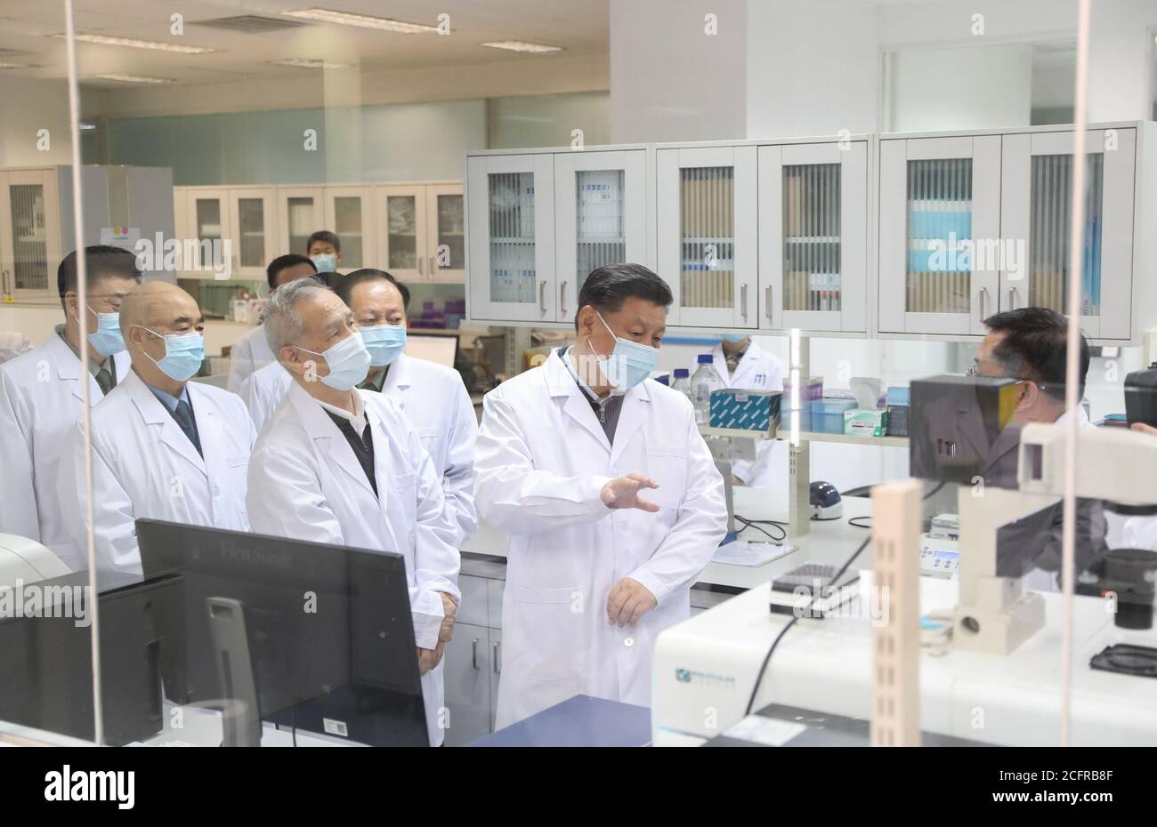 Peking, China. März 2020. Xi Jinping erfährt von den Fortschritten bei der Impfstoffforschung und der Antikörperforschung während seines Besuchs an der Akademie der Militärmedizinischen Wissenschaften in Peking, der Hauptstadt Chinas, am 2. März 2020. XI inspizierte am 2. März in Peking die wissenschaftliche Forschung auf COVID-19. ZUM THEMA "Xi Focus: Chronik von Xis Führung im chinesischen Krieg gegen das Coronavirus" Quelle: Ding Haitao/Xinhua/Alamy Live News Stockfoto