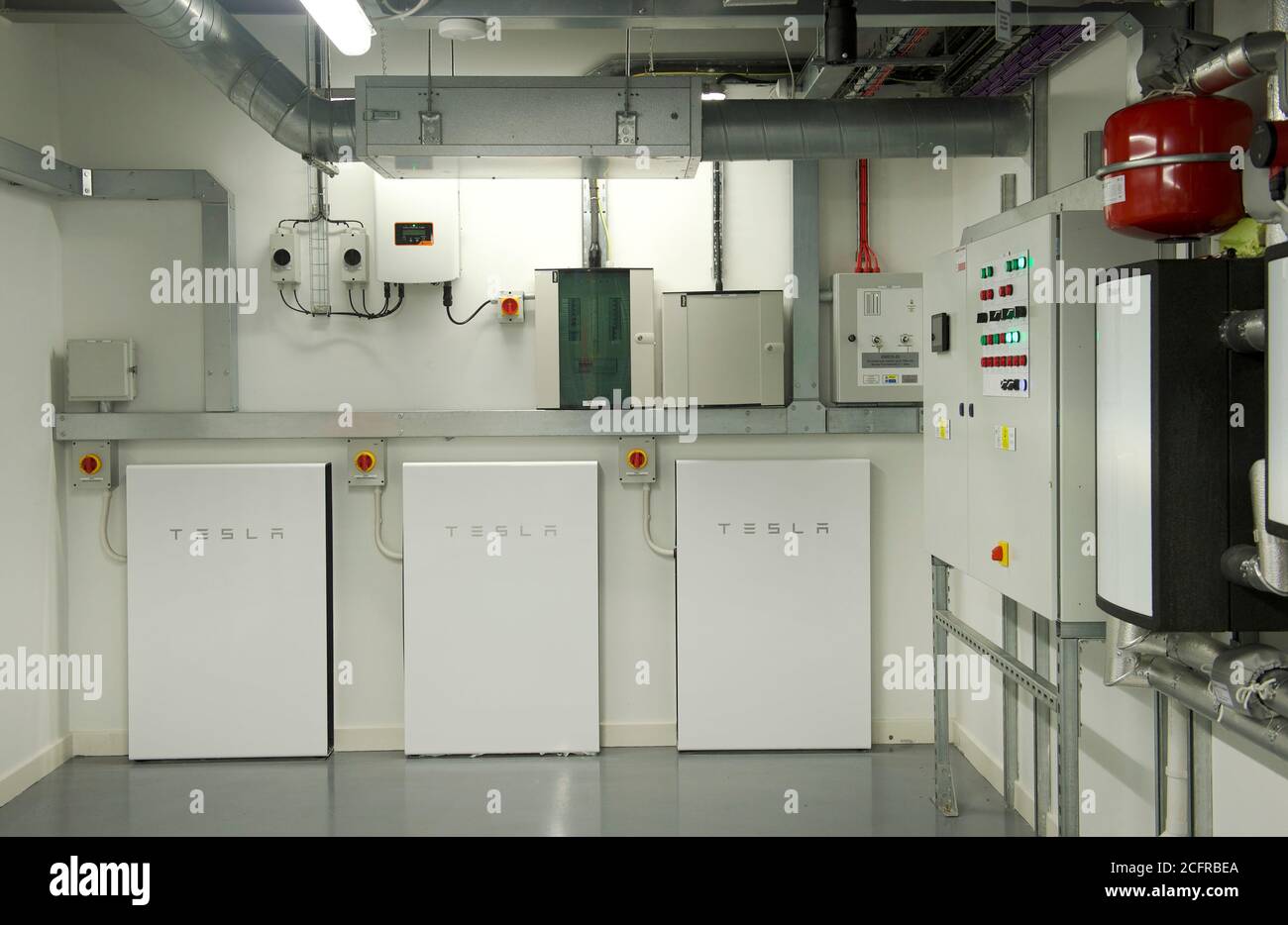 TESLA-Batterien in einem grünen Energie-Hub-Kesselraum Stockfoto