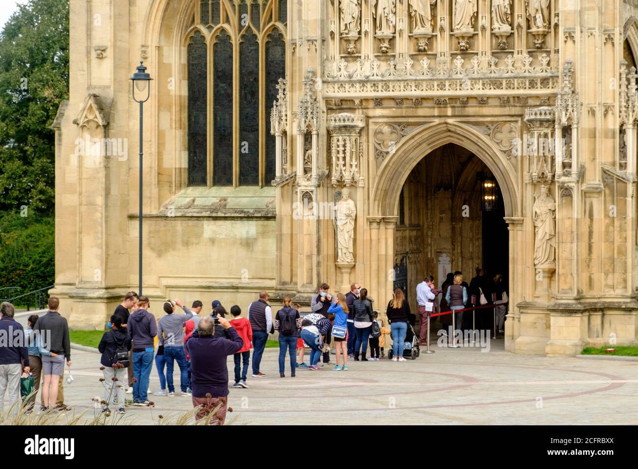 Gesellschaftlich distanzierte Schlange für Gloucester Cathedral. Stockfoto