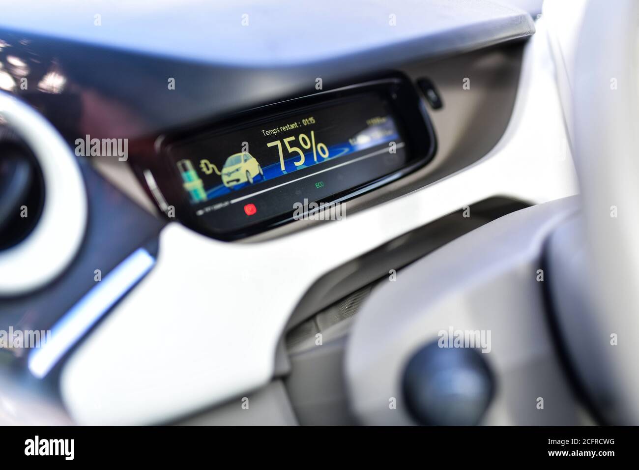 Irigny (Zentralfrankreich), 2020/02/28. Ladestation für Elektroautos Dashboard, Bildschirm mit Anzeige des Ladezustands der Batterie Stockfoto