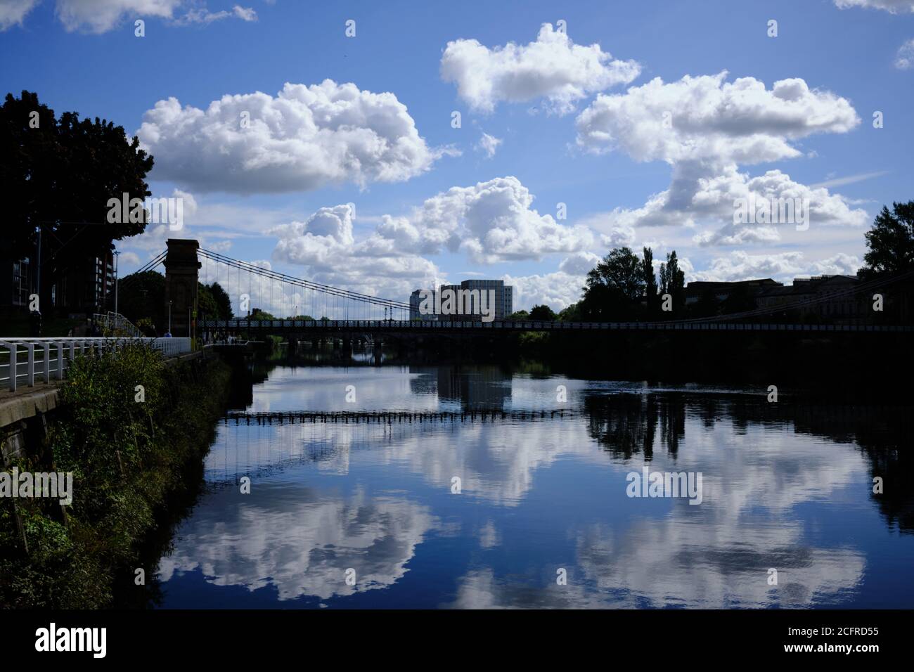 Fluss Clyde (Broomielaw, Stadtzentrum) an einem sonnigen Tag. Wolkenreflexionen auf dem Wasser. Glasgow. August 2020. Stockfoto