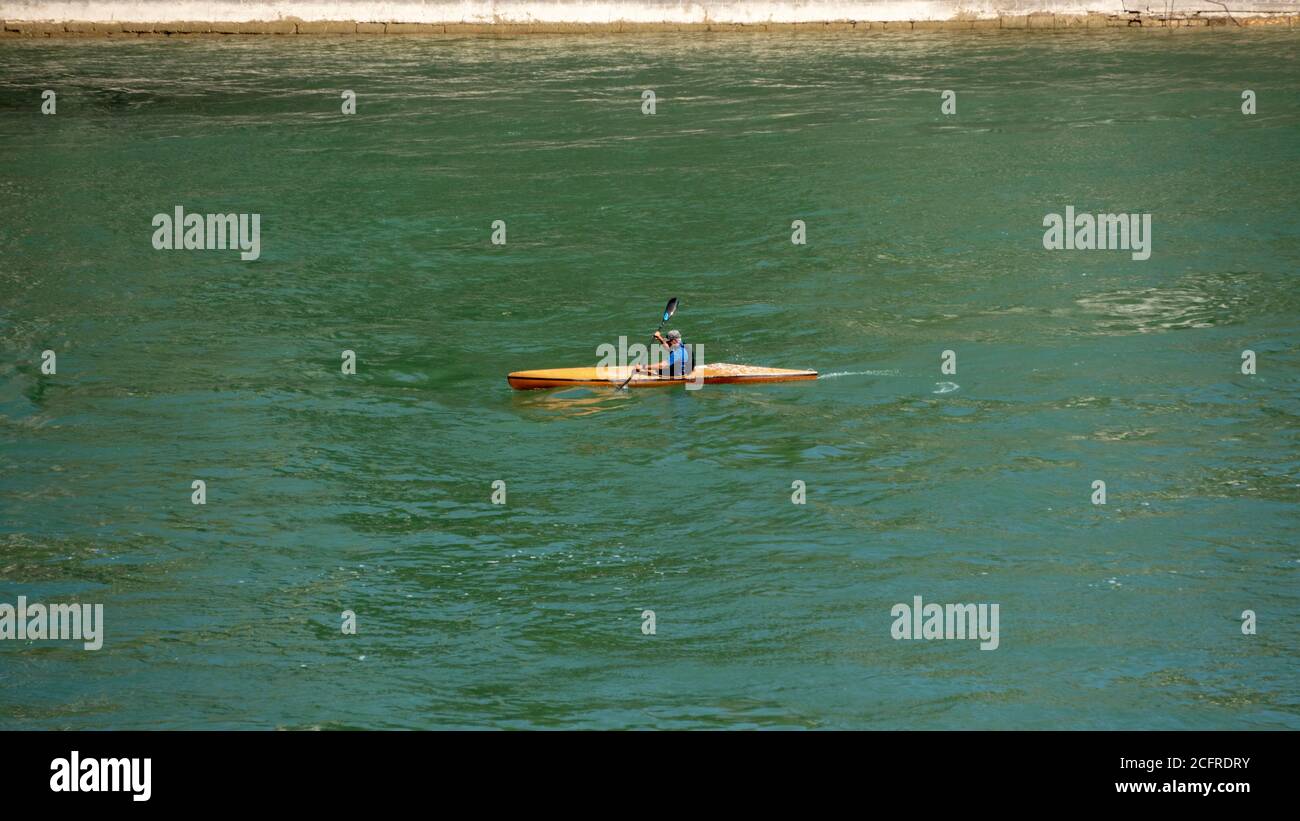 Unterwegs mit dem Kanu auf dem Rhein Stockfoto