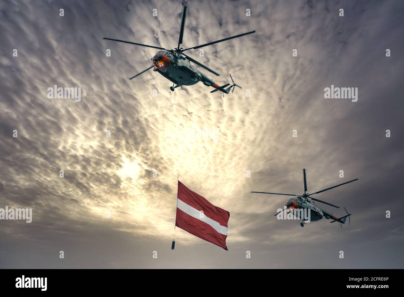 Hubschrauber mit gigantischer Nationalflagge Lettlands. Eine Militärparade, die der Proklamation der Republik Lettland gewidmet ist. Stockfoto