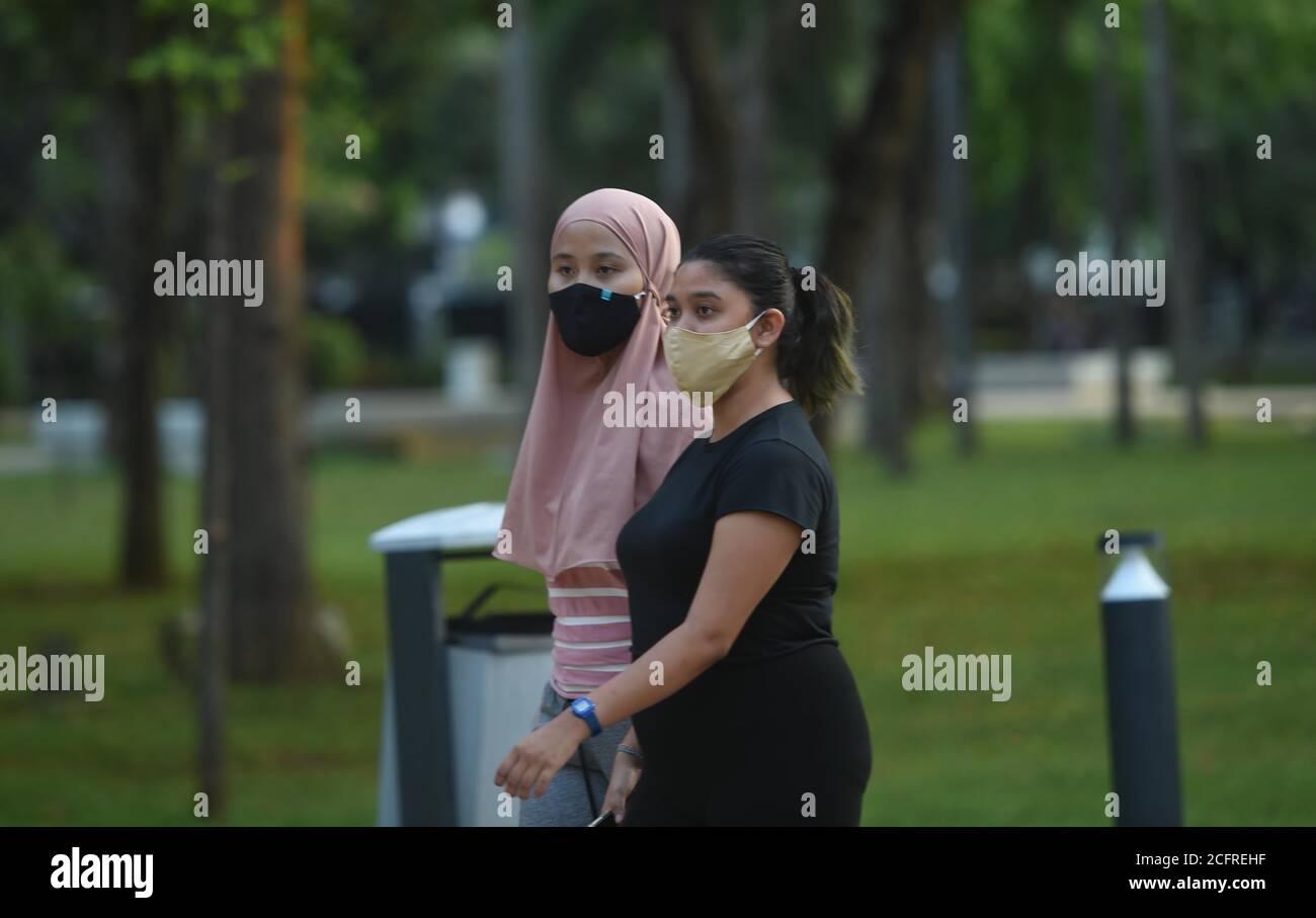 Jakarta, Indonesien. September 2020. Menschen mit Gesichtsmasken gehen in einem Park in Jakarta, Indonesien, 7. September 2020. Die COVID-19-Fälle in Indonesien stiegen innerhalb eines Tages um 2,880 auf 196,989, die Zahl der Todesopfer stieg um 105 auf 8,130, teilte das Gesundheitsministerium am Montag mit. Kredit: Zulkarnain/Xinhua/Alamy Live Nachrichten Stockfoto