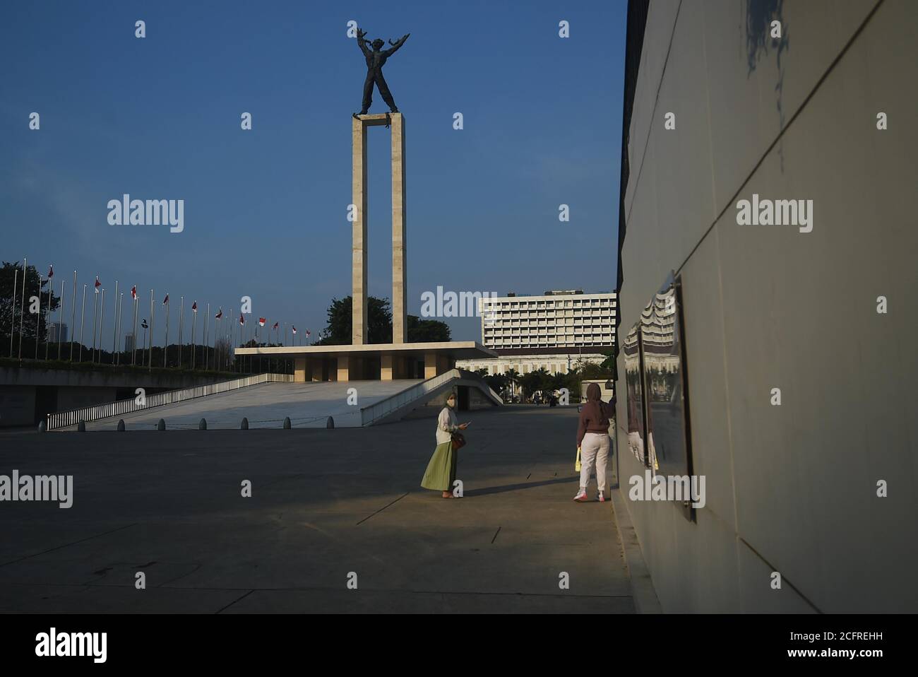 Jakarta, Indonesien. September 2020. Menschen mit Gesichtsmasken gehen in einem Park in Jakarta, Indonesien, 7. September 2020. Die COVID-19-Fälle in Indonesien stiegen innerhalb eines Tages um 2,880 auf 196,989, die Zahl der Todesopfer stieg um 105 auf 8,130, teilte das Gesundheitsministerium am Montag mit. Kredit: Zulkarnain/Xinhua/Alamy Live Nachrichten Stockfoto